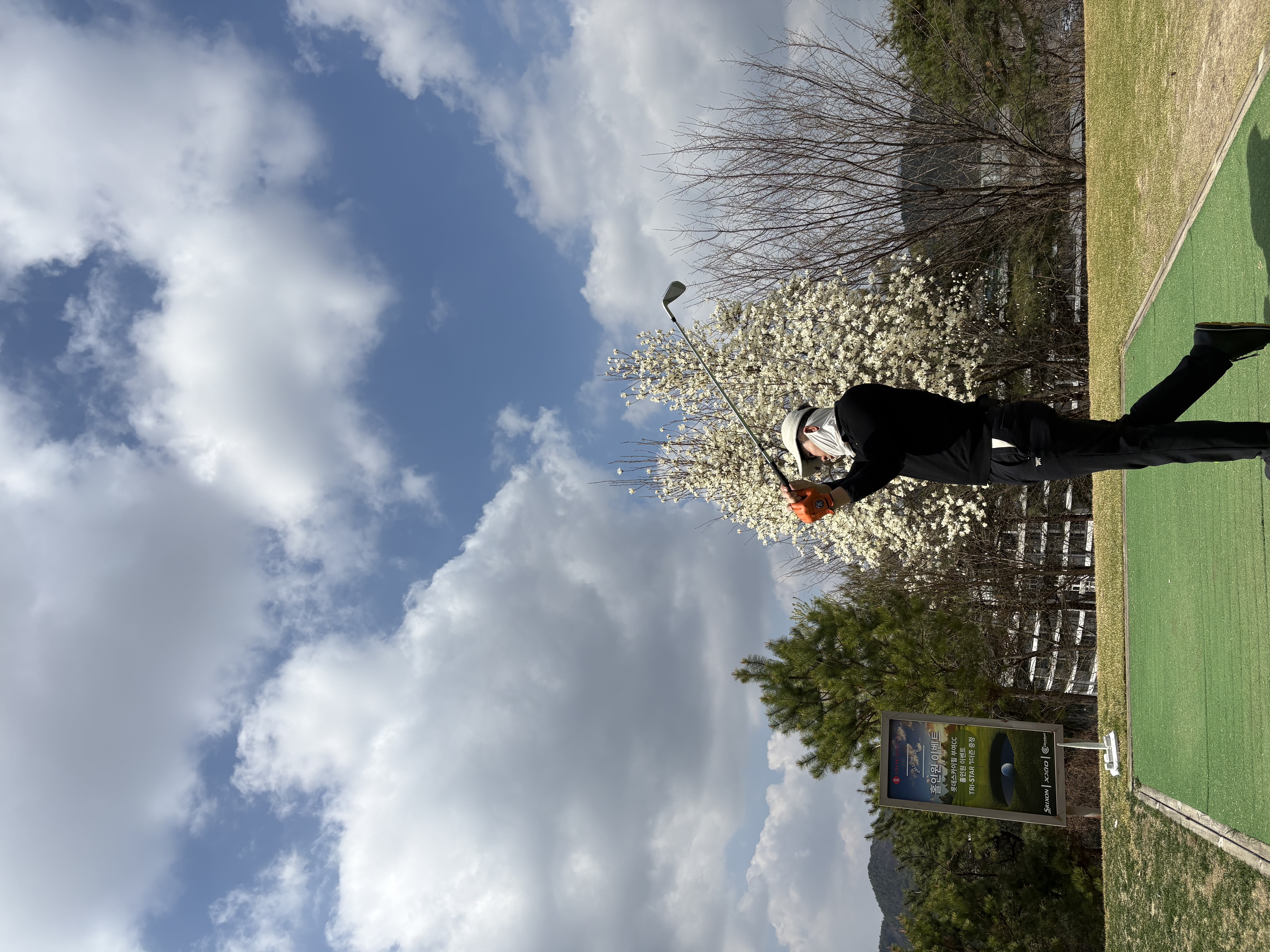 봄날 티샷 — 봄꽃 배경으로